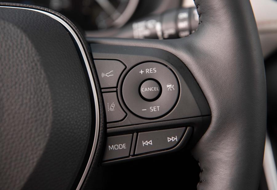 Детали интерьера Toyota RAV4 Adventure 2018 года  (NA) (фото 89 из 196)